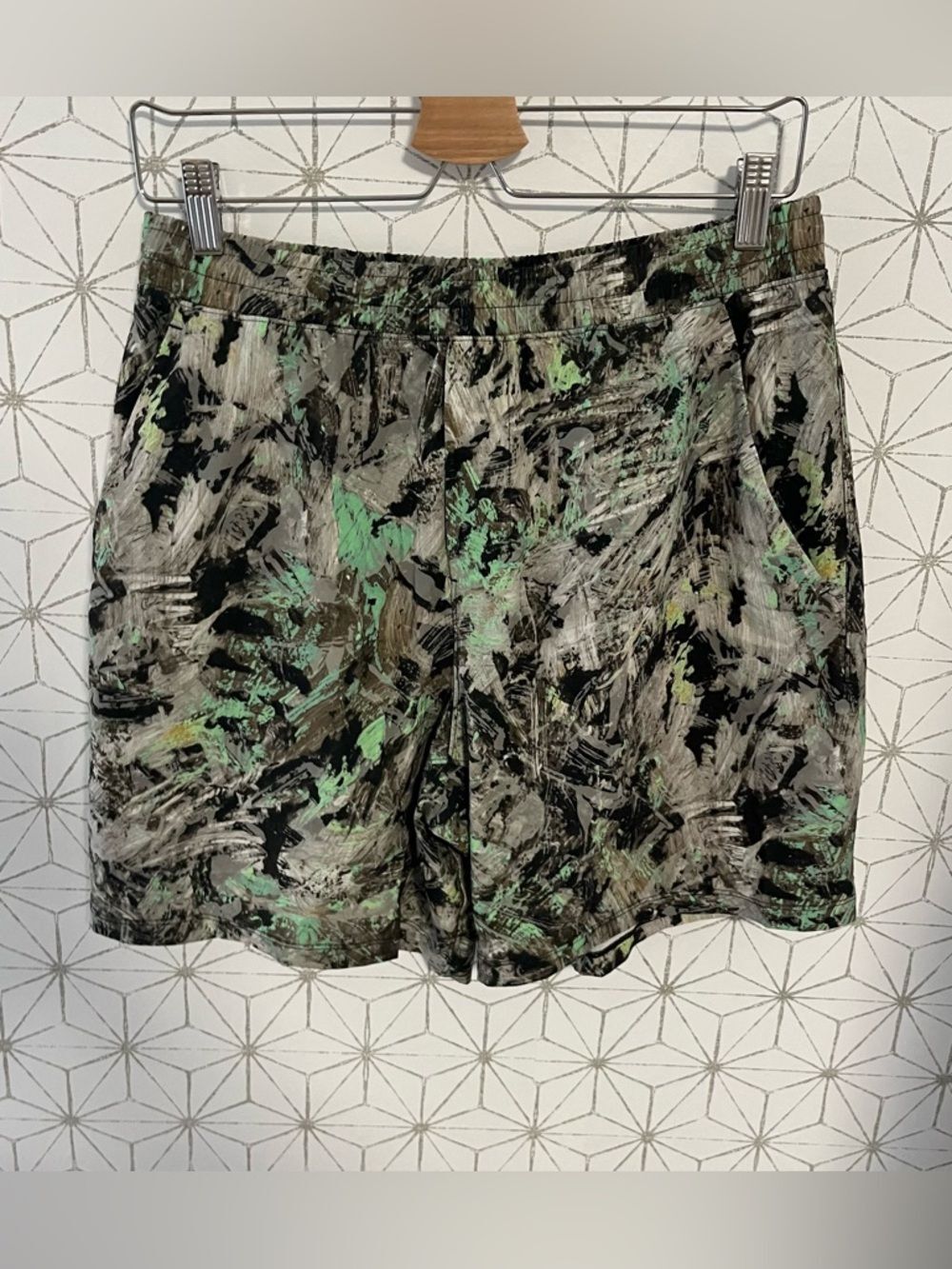 Lululemon Pace Breaker Linerless Short 7"
Impulse Green Multi - Picture 2 of 8